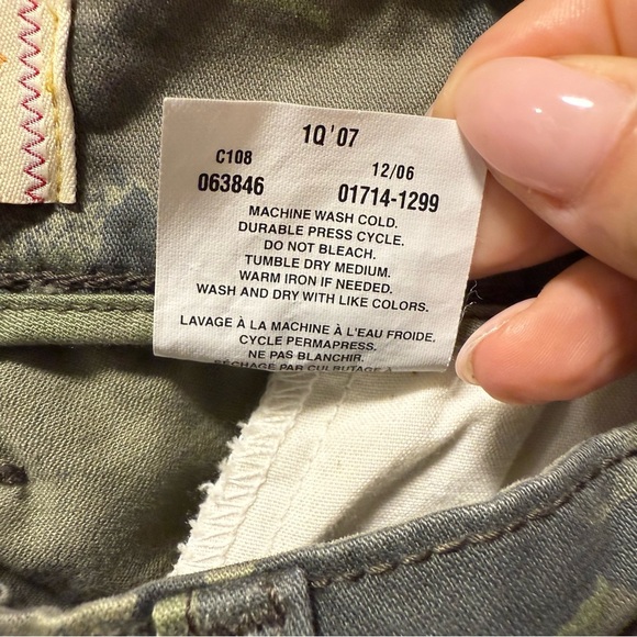 NWT Vintage Levi’s Camo Cargo Capri Pants Y2K Utility 2006 Size 9 - Picture 8 of 8